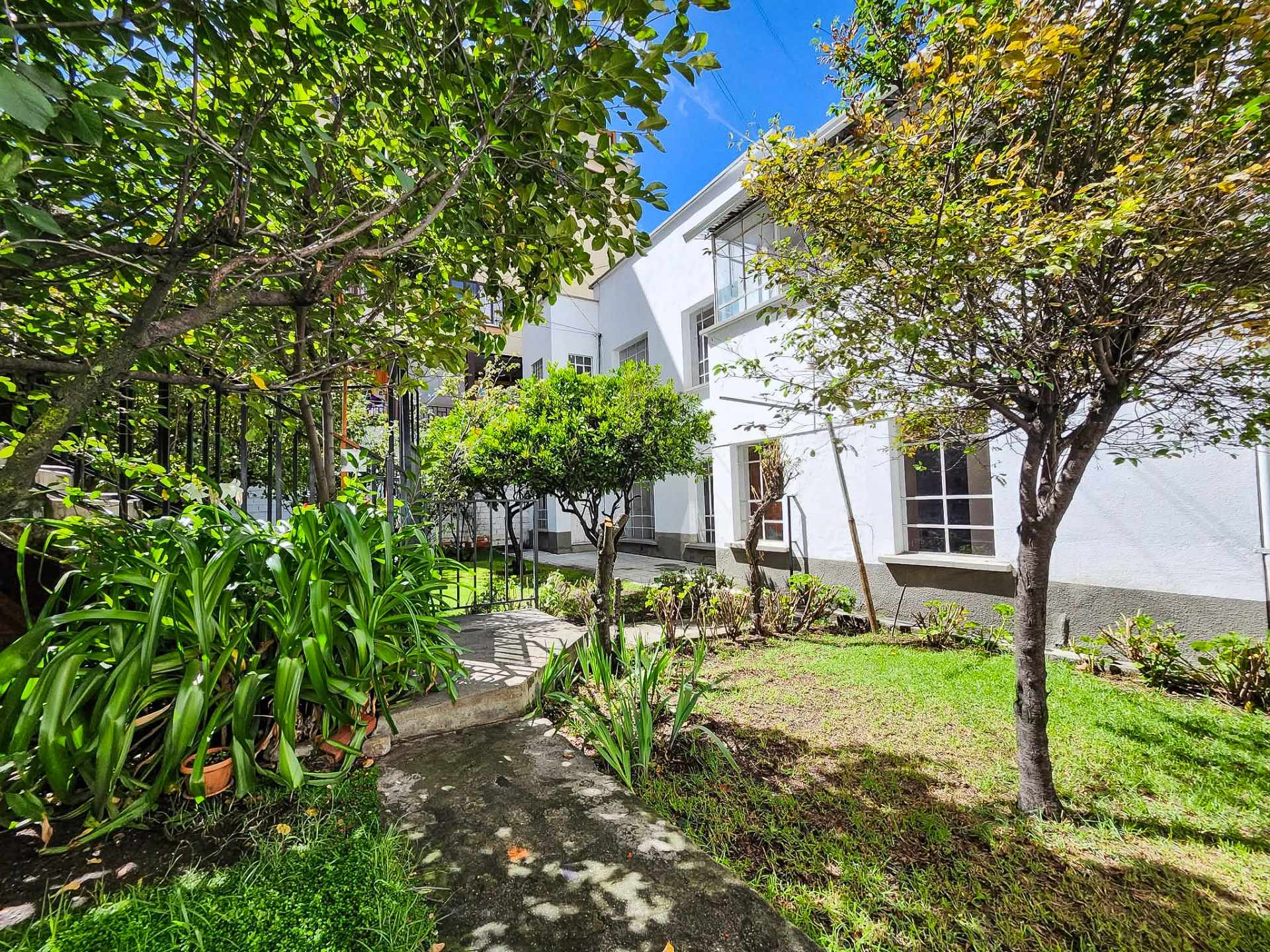 Casa en Alquiler<b>CASA SOBRE AVENIDA EN ALQUILER PARA OFICINAS EN OBRAJES</b> 7 dormitorios 4 baños 2 parqueos Foto 1