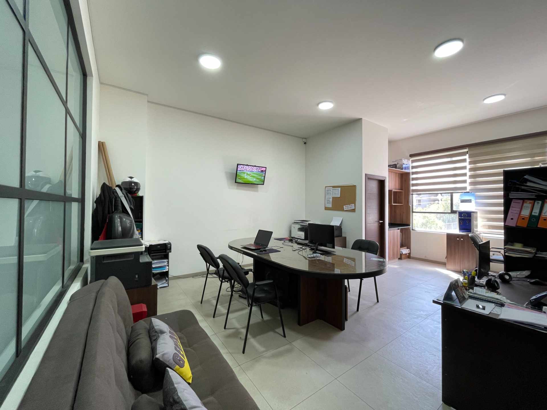 Oficina en AlquilerParque del Arquitecto - C. Quijarro casi Av. Uyuni  2 dormitorios 1 baños 1 parqueos Foto 1