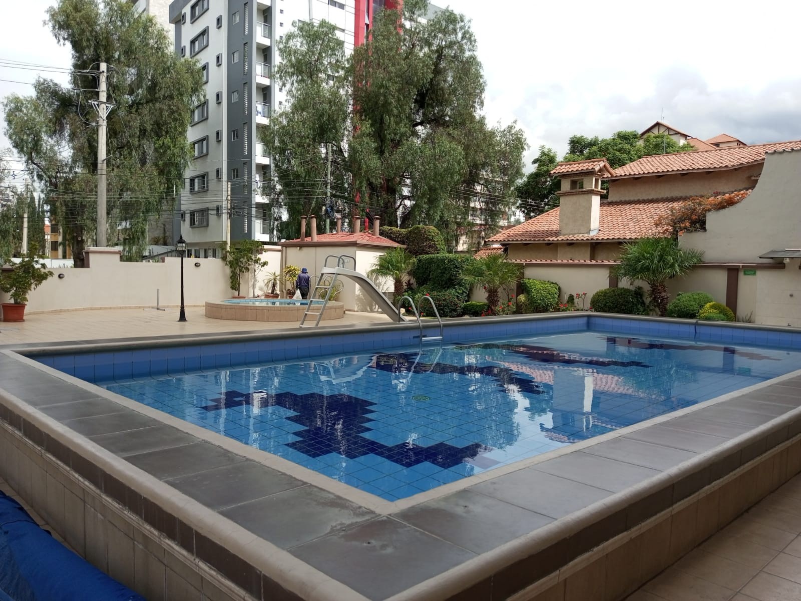 Departamento $US.500.- DEPARTAMENTO AMOBLADO + GARAJE AV. AMERICA Z/ARANJUEZ Foto 2