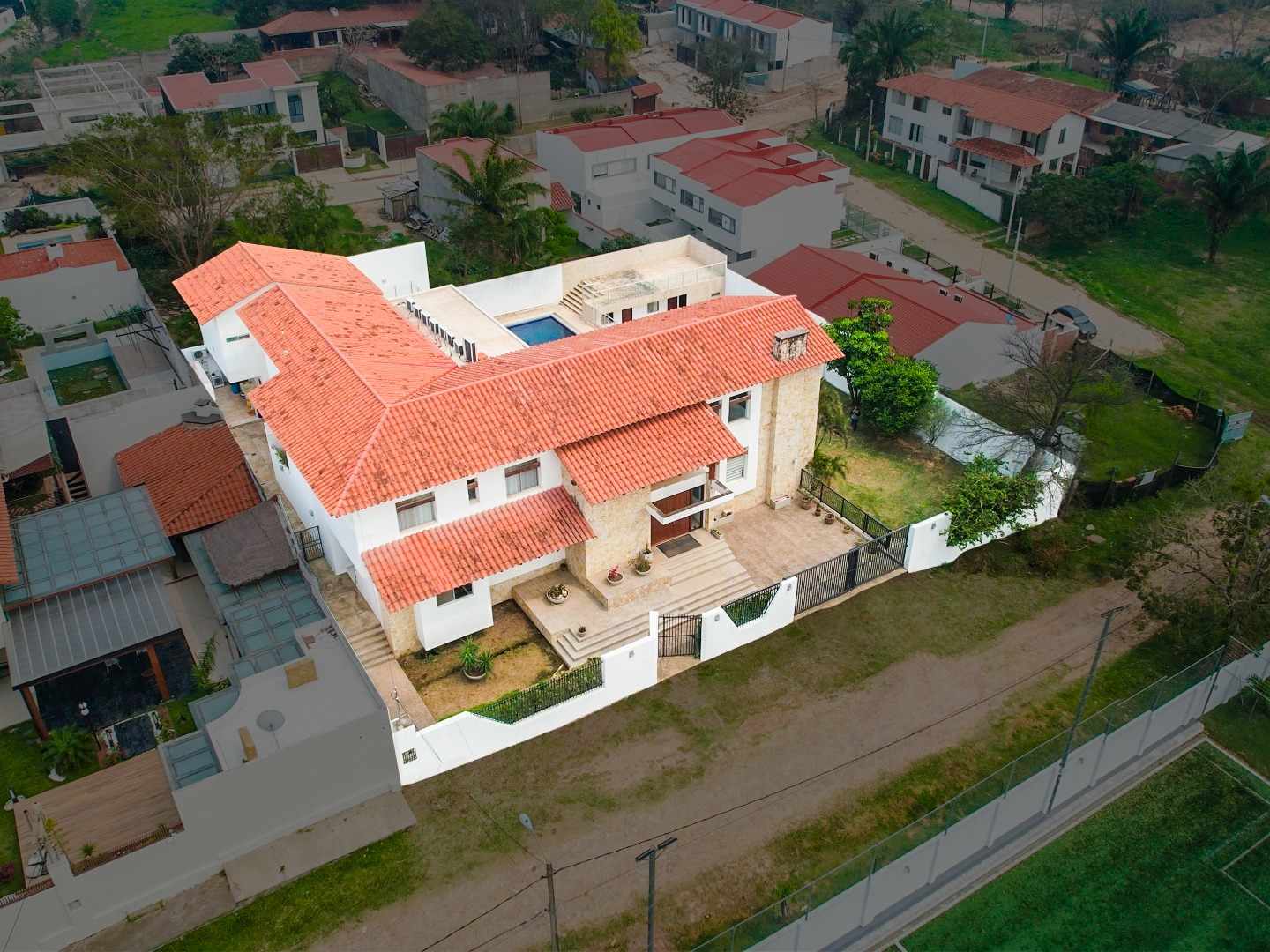 Casa en VentaHERMOSA CASA EN VILLA BONITA, CON UNA ESPECTACULAR PISCINA Y TODO LO QUE SOÑAS PARA TU FAMILIA 

 5 dormitorios 6 baños 3 parqueos Foto 32