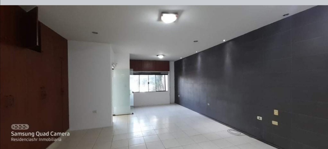 Casa EN VENTA 345. 300 $ o ALQUILER 1500$us
Av. Centenario 3 y 4 anillo. 
Linda Casa Amplia, Cómoda y Céntrica. 
Cerca de Universidades y Colegios.  Foto 9