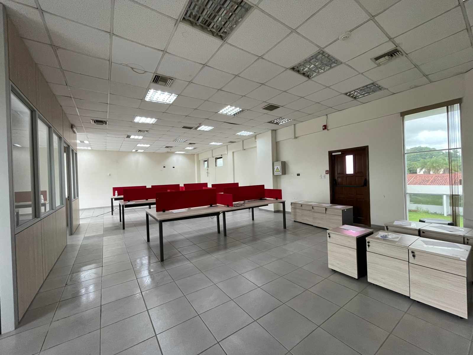 Local comercial en Entre 4to y 5to anillo Oeste en Santa Cruz de la Sierra  10 baños  Foto 5