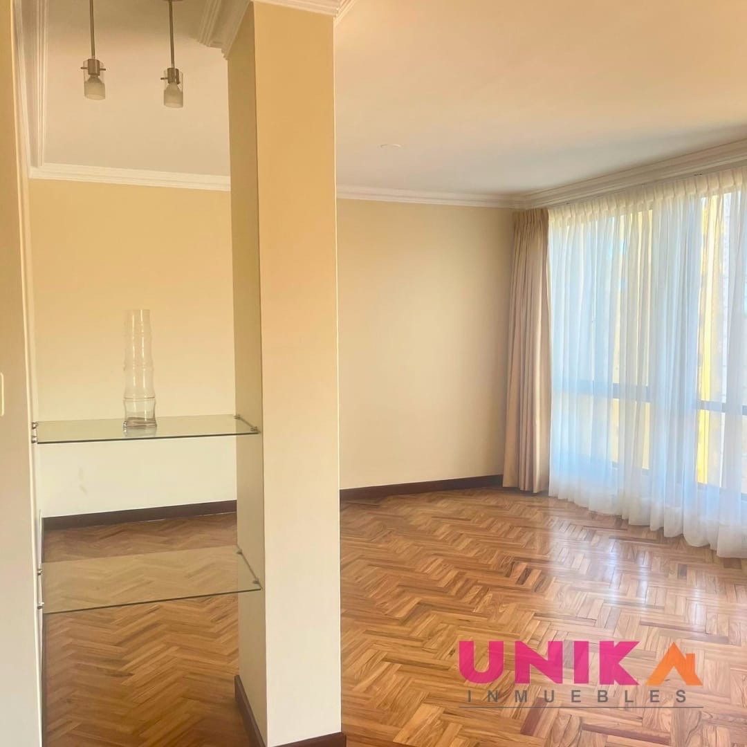 Departamento en AlquilerHermoso Penthouse Duplex Semi Amueblado, con lindas vista , Calacoto  3 dormitorios 4 baños 2 parqueos Foto 3