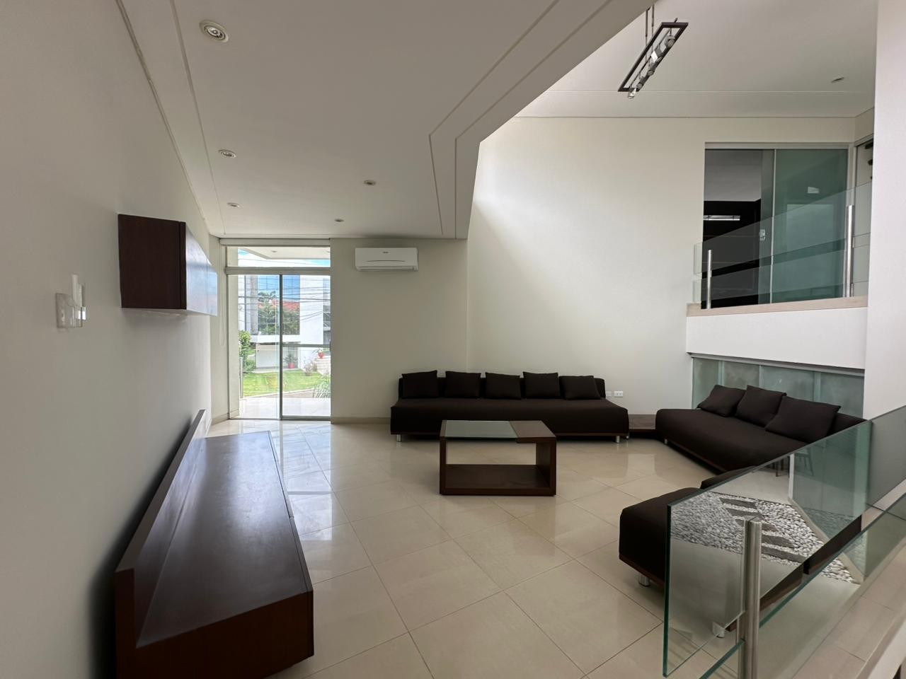 Casa en Entre 4to y 5to anillo Norte en Santa Cruz de la Sierra 5 dormitorios 6 baños 2 parqueos Foto 8