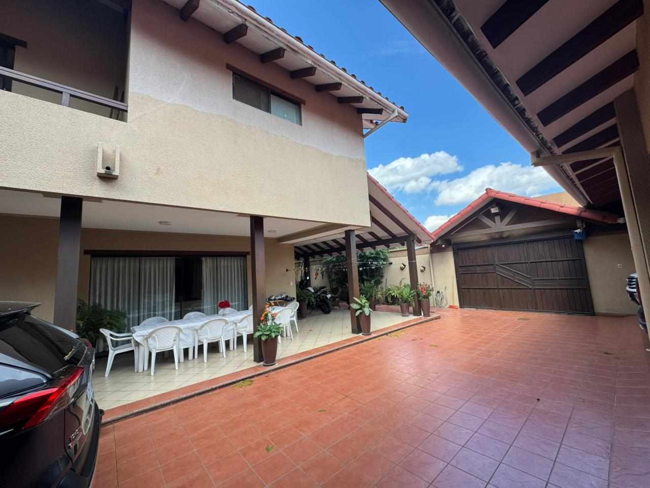 Casa en Entre 4to y 5to anillo Norte en Santa Cruz de la Sierra 3 dormitorios 3 baños 4 parqueos Foto 3