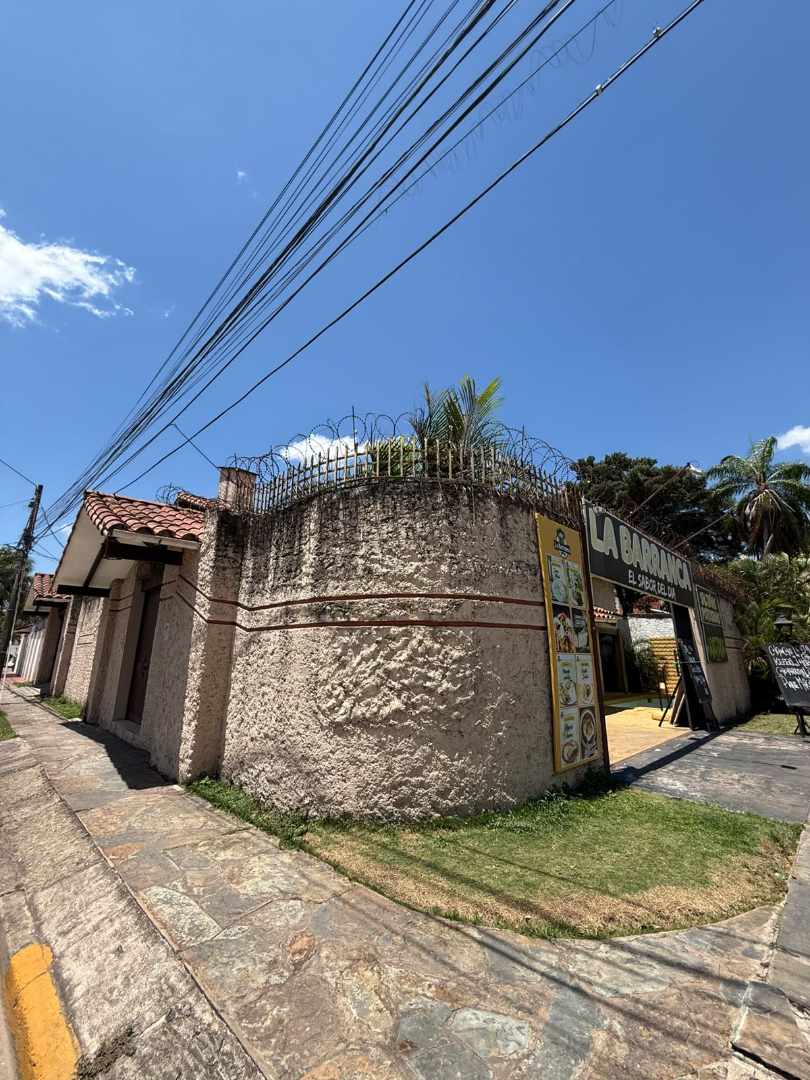 Casa en Entre 2do y 3er anillo Sur en Santa Cruz de la Sierra 4 dormitorios 5 baños 4 parqueos Foto 3