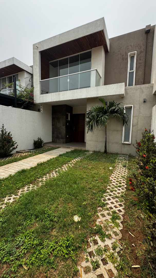 Casa en Alquiler8vo anillo - Avenida Clara Cuta 3 dormitorios 3 baños 2 parqueos Foto 3