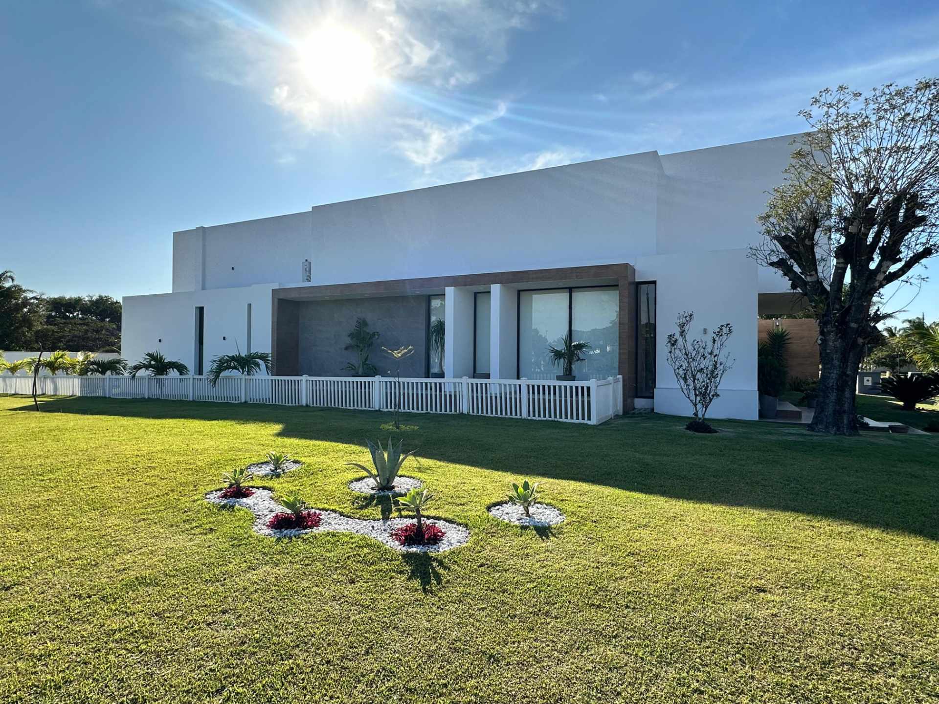 Casa en VentaCONDOMINIO HACIENDA DEL URUBÓ!! SOBRE AV. PRINCIPAL! Sobre ALAMEDA.! 4 dormitorios 6 baños 4 parqueos Foto 2