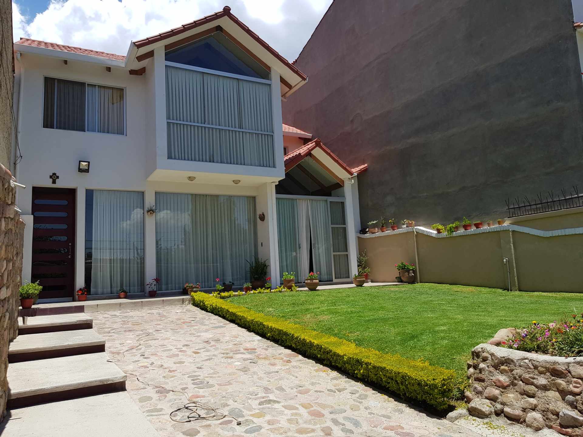Casa en Queru Queru en Cochabamba 5 dormitorios 5 baños 2 parqueos Foto 3