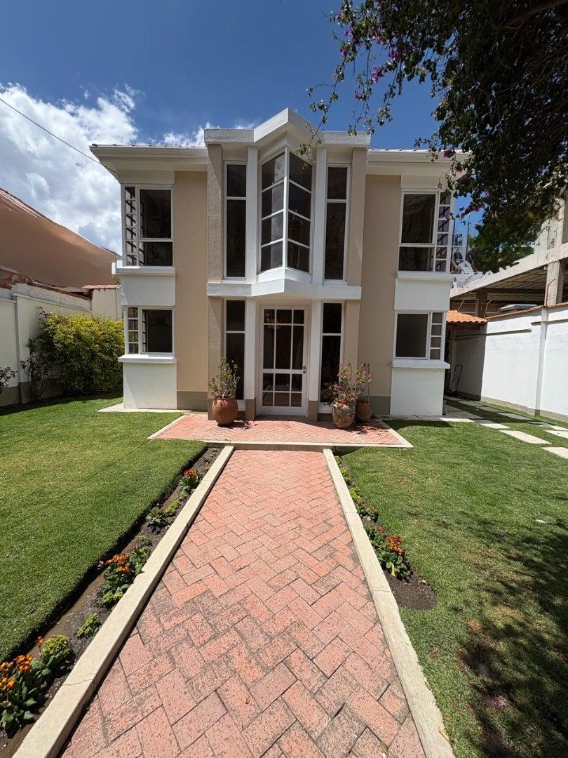 Casa en AlquilerBonita Casa en Alquiler
3 dormitorios, Achumani Foto 1