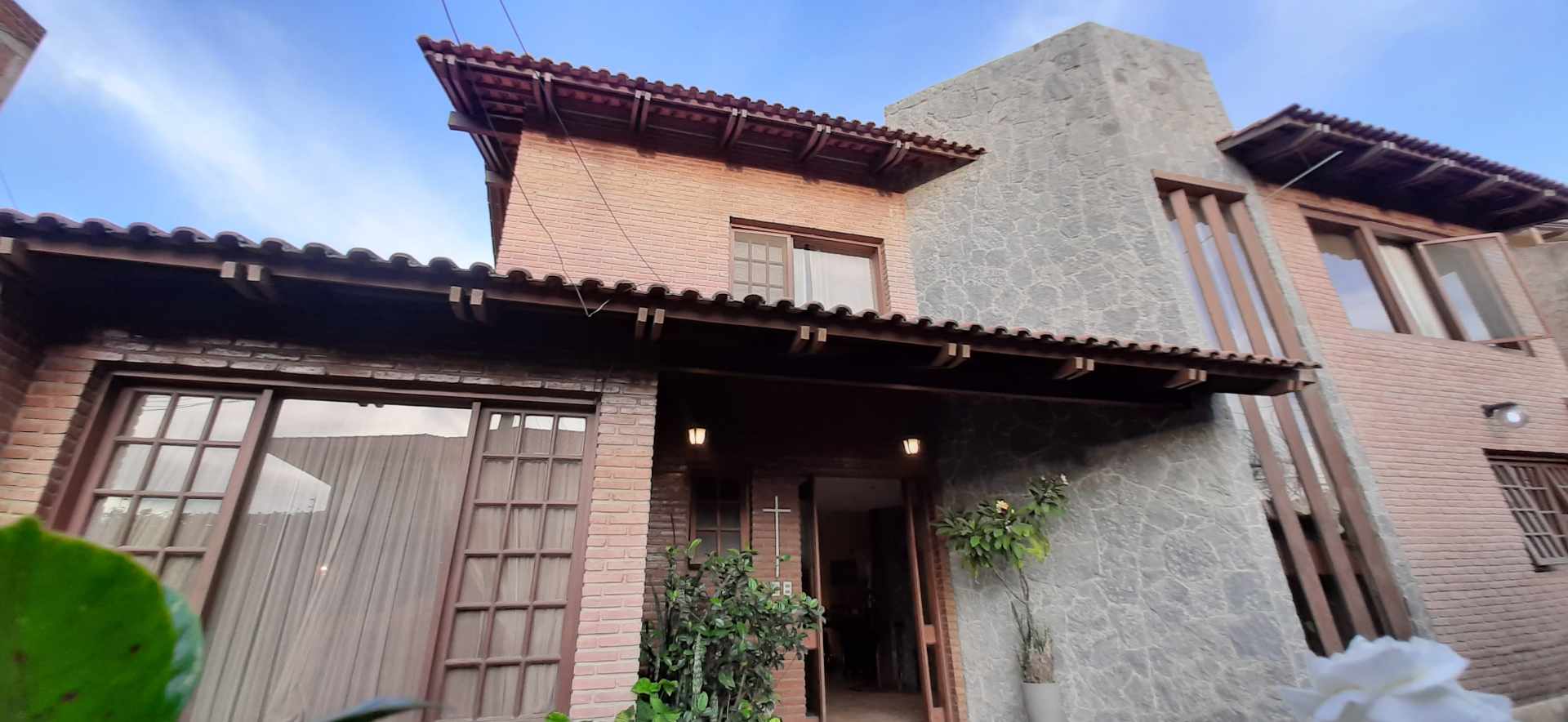 Casa en Sarco en Cochabamba 4 dormitorios 4 baños 3 parqueos Foto 3
