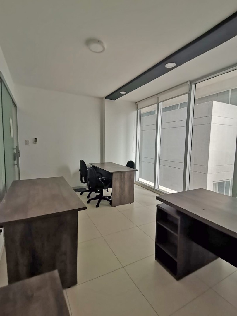 Oficina en AlquilerEDIFICIO TOP CENTER - SOBRE AV. BENI, 2DO ANILLO 1 dormitorios 4 baños 1 parqueos Foto 3