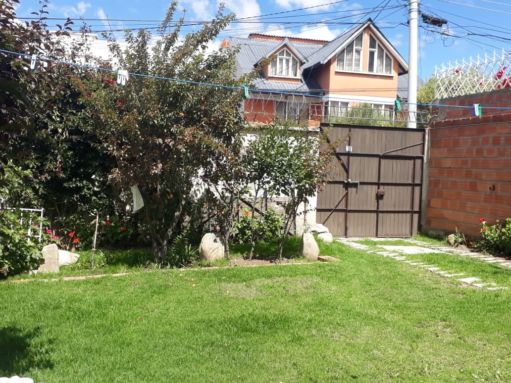 Casa en VentaCerca del colegio FRANCO  5 dormitorios 4 baños 3 parqueos Foto 2