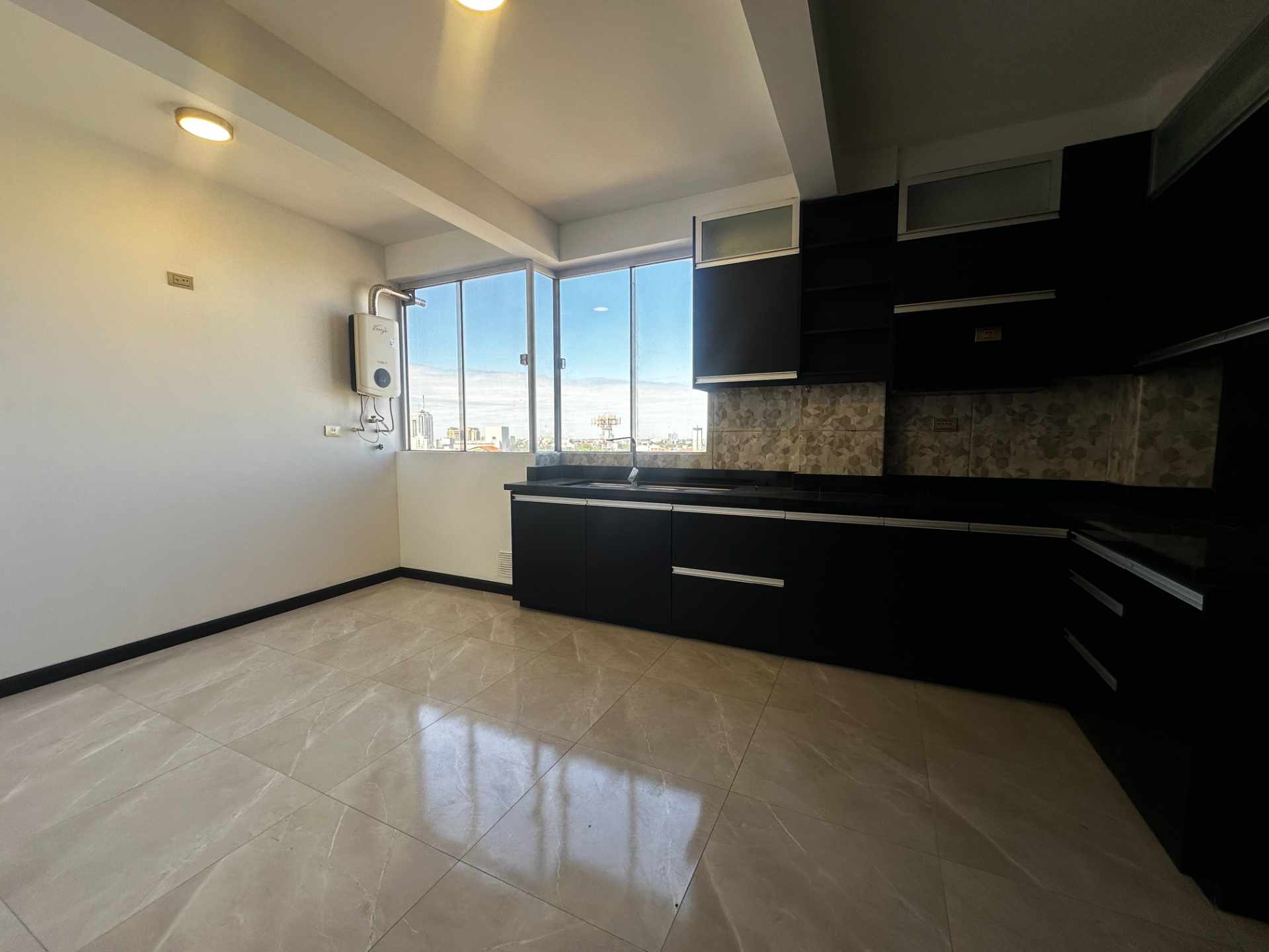 Departamento en AlquilerTorre Magenta - Calle Itenez Nro. 42, a media cuadra de la Av. Trinidad, entre 2do. y 1er. Anillo
 2 dormitorios 3 baños 1 parqueos Foto 2