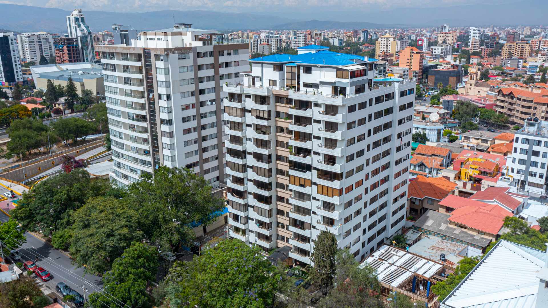 Departamento en AlquilerAv. Melchor Urquidi, Edificio Palmas II #1175 - Noreste Foto 2