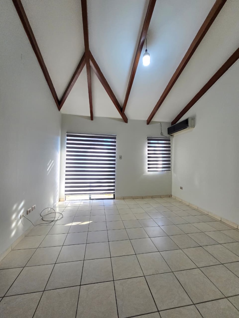 Casa en Entre 4to y 5to anillo Norte en Santa Cruz de la Sierra 4 dormitorios 3 baños 2 parqueos Foto 11