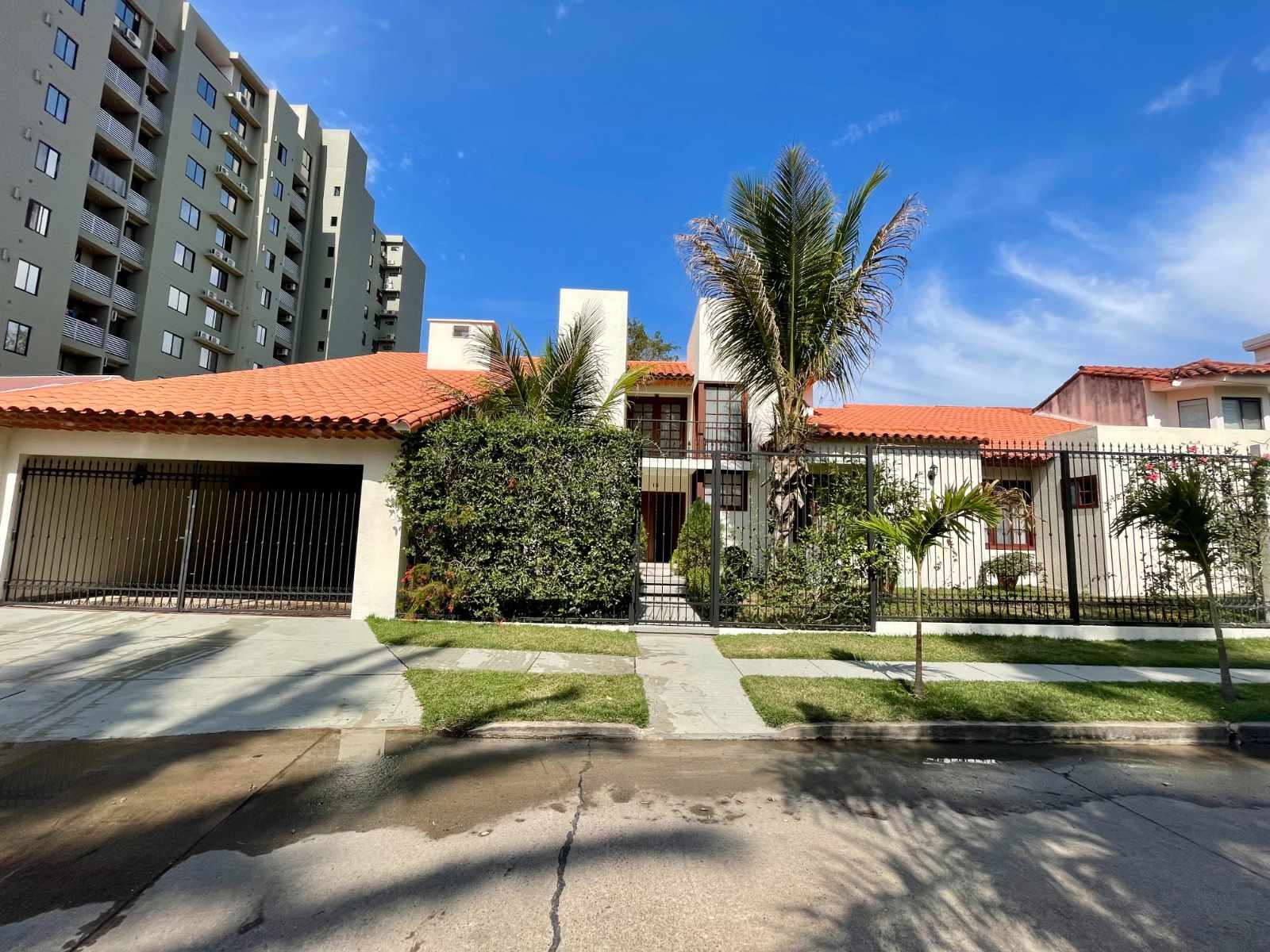 En Alquiler a $us 2,700 Foto 1