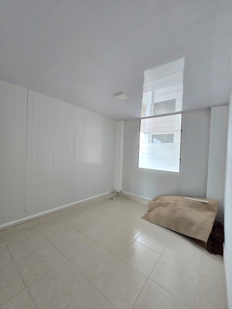 Oficina en Entre 1er y 2do anillo Sur en Santa Cruz de la Sierra 4 dormitorios 2 baños  Foto 10