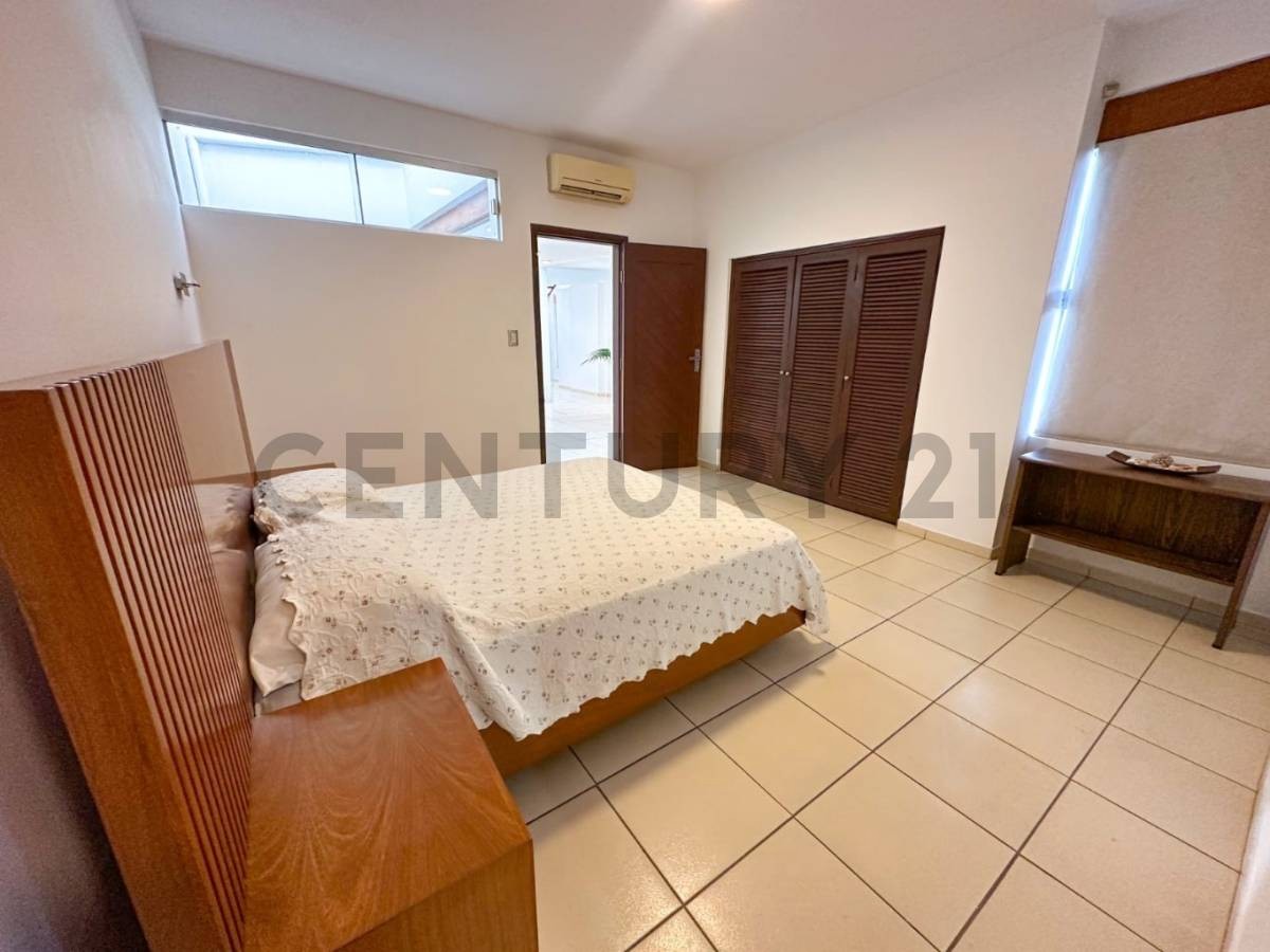 Casa en Entre 3er y 4to anillo Sur en Santa Cruz de la Sierra 4 dormitorios 5 baños 3 parqueos Foto 7