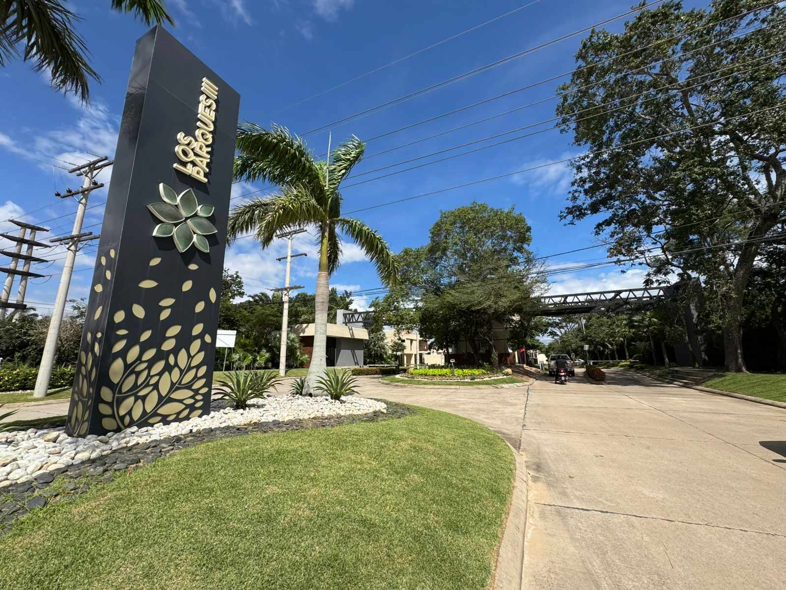 Casa en VentaCondominio Los Parques III, Urubo 3 dormitorios 3 baños 2 parqueos Foto 1