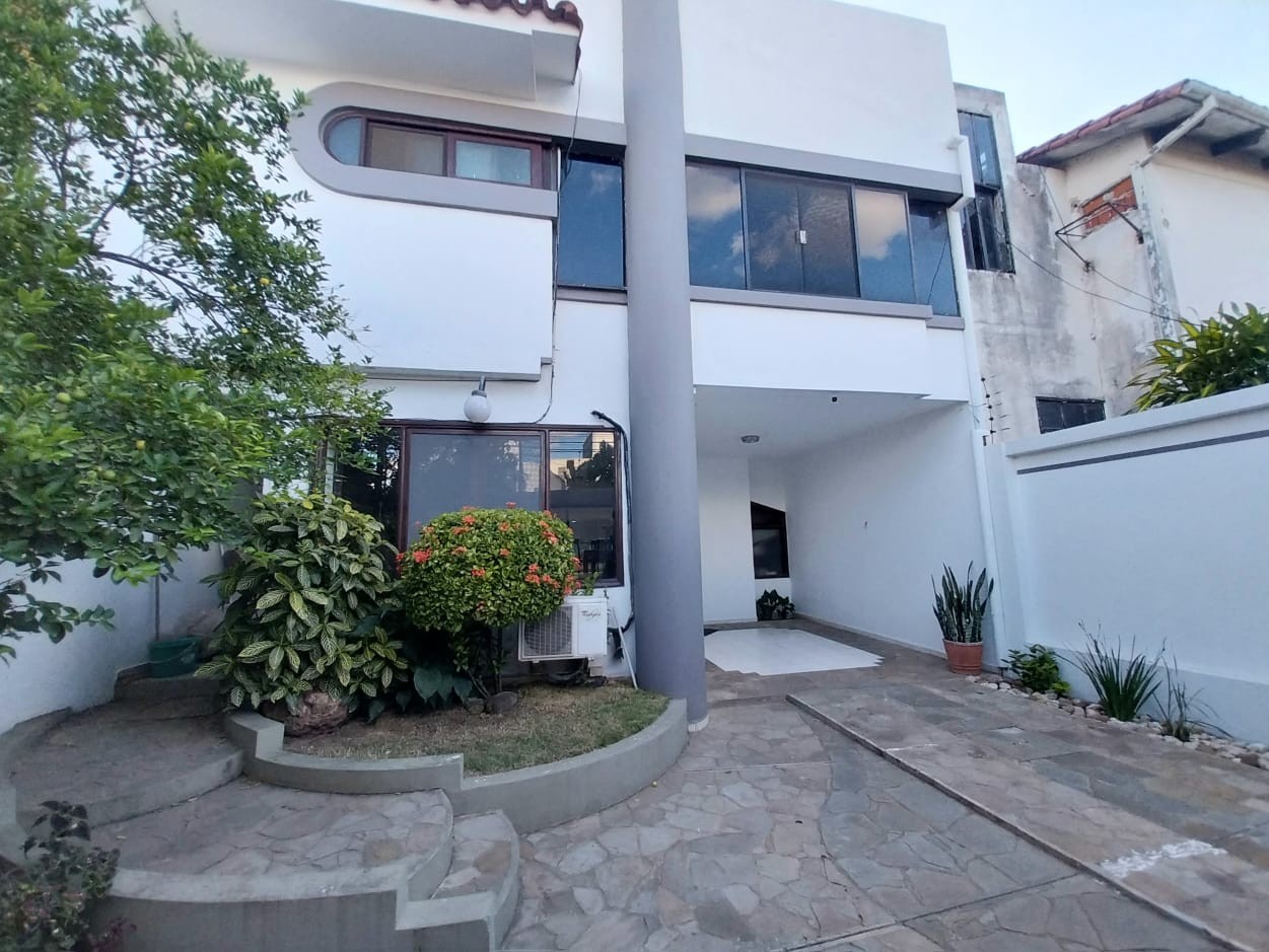 Casa en Alquiler📍 ZONA OESTE, BARRIO URBARÍ 4 dormitorios 4 baños 3 parqueos Foto 2
