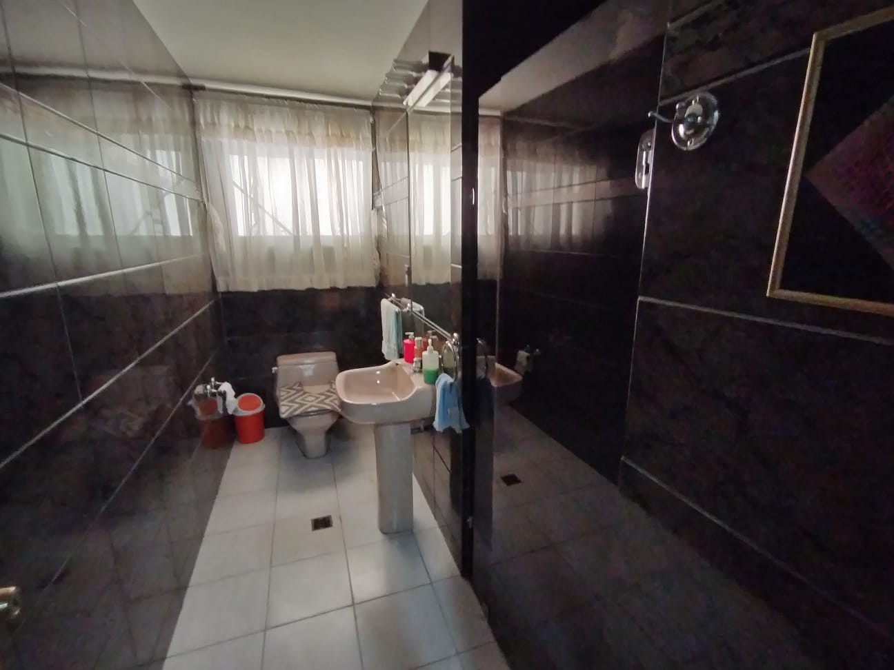 Casa Avenida Julio Mendez No 10 esquina calle 11 meseta de Achumani Foto 6
