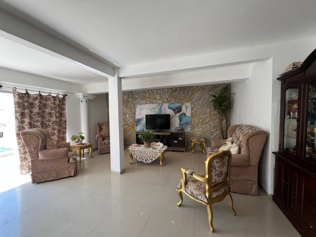 Casa en Entre 5to y 6to anillo Norte en Santa Cruz de la Sierra 4 dormitorios 4 baños 2 parqueos Foto 2