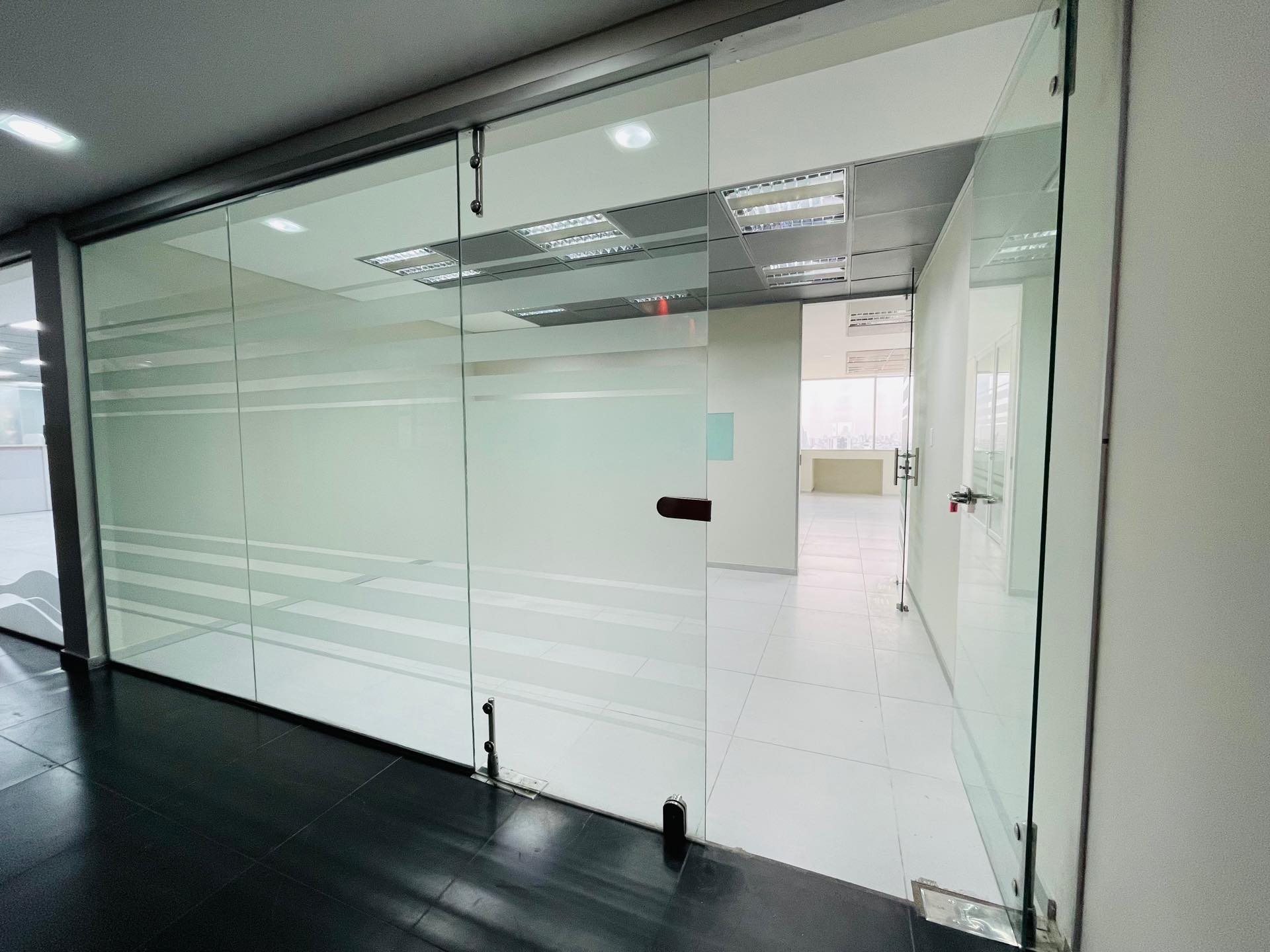 Oficina en AlquilerEdificio Torre Duo, Equipetrol 4to anillo  Foto 3