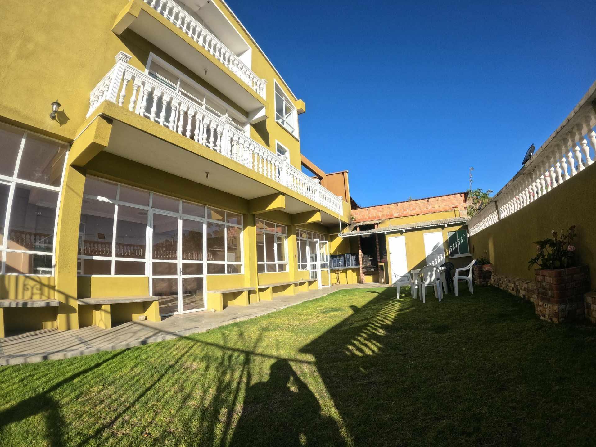 Casa DUEÑO ALQUILA CASA AMPLIA FRENTE AL MERCADO Y HOSPITAL LOS PINOS, ZONA SUR Foto 7