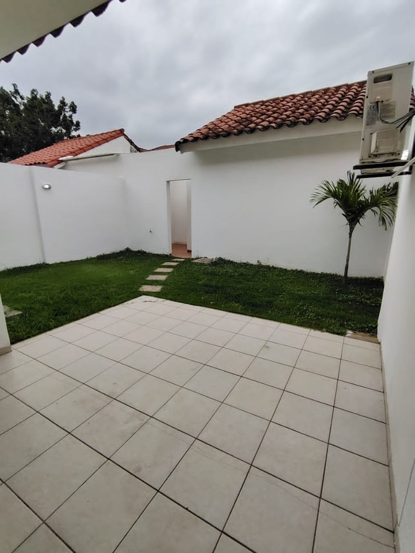 Casa en VentaZona Norte, 7mo Anillo  4 dormitorios 6 baños 2 parqueos Foto 3