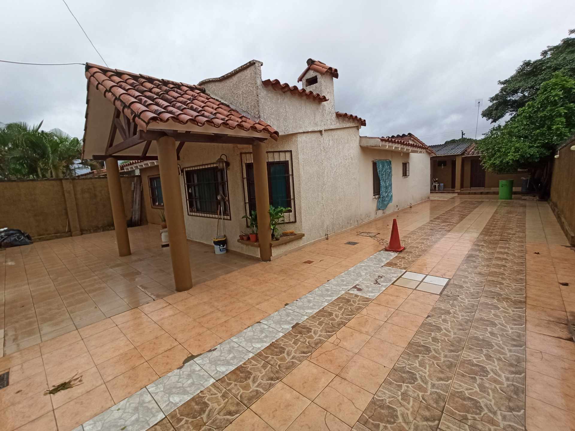 Casa en VentaAV MOSCU, ENTRE 7MO Y 8VO ANILLO, ZONA MERCADO LAS AMERICAS. Calle Nogal, cerca del Hospital Frances Foto 3