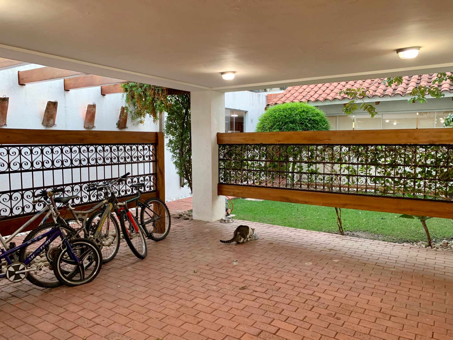 Casa en Las Palmas en Santa Cruz de la Sierra 3 dormitorios 4 baños 2 parqueos Foto 4