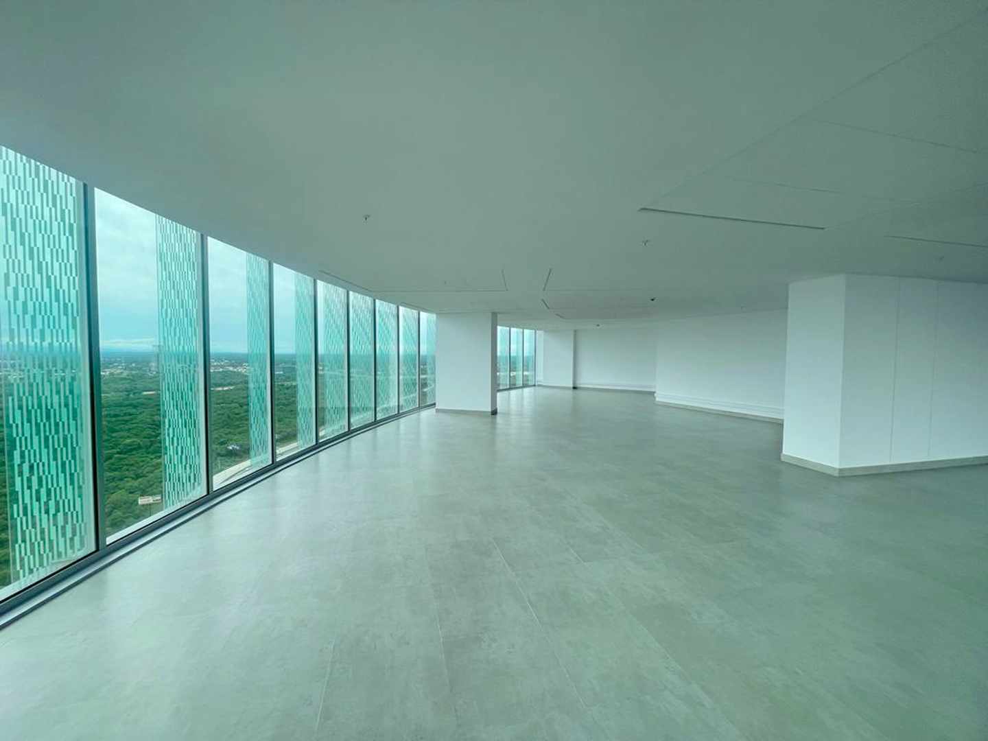 Oficina en Equipetrol en Santa Cruz de la Sierra 1 dormitorios 1 baños 4 parqueos Foto 6