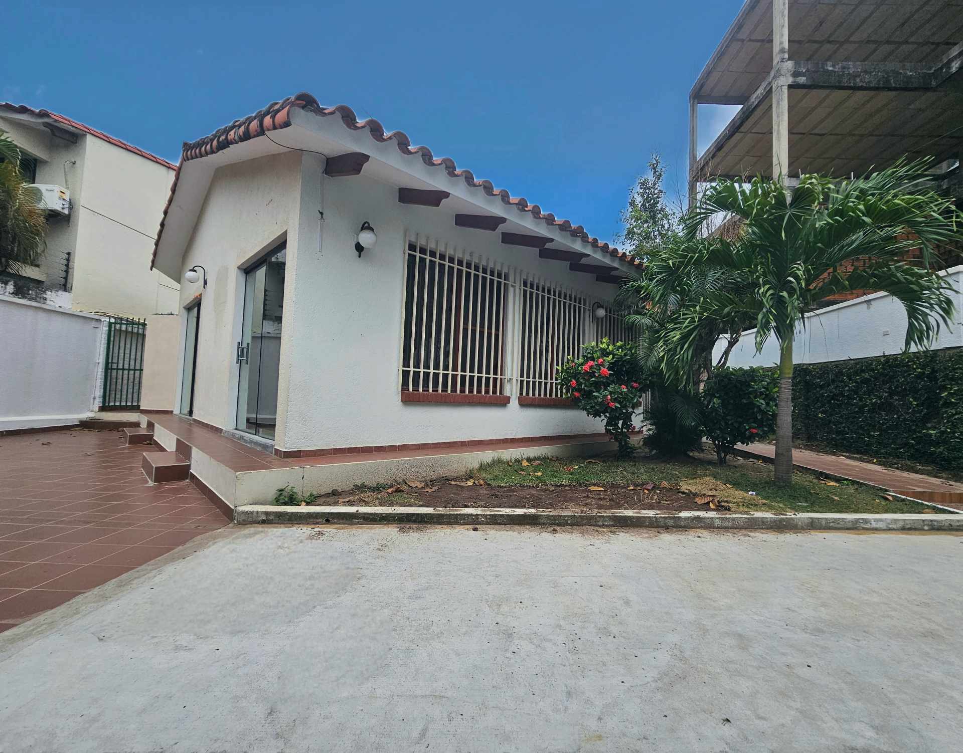 Casa en AlquilerAv. Ibérica- Barrio las LAS PALMAS  5 dormitorios 4 baños 3 parqueos Foto 7