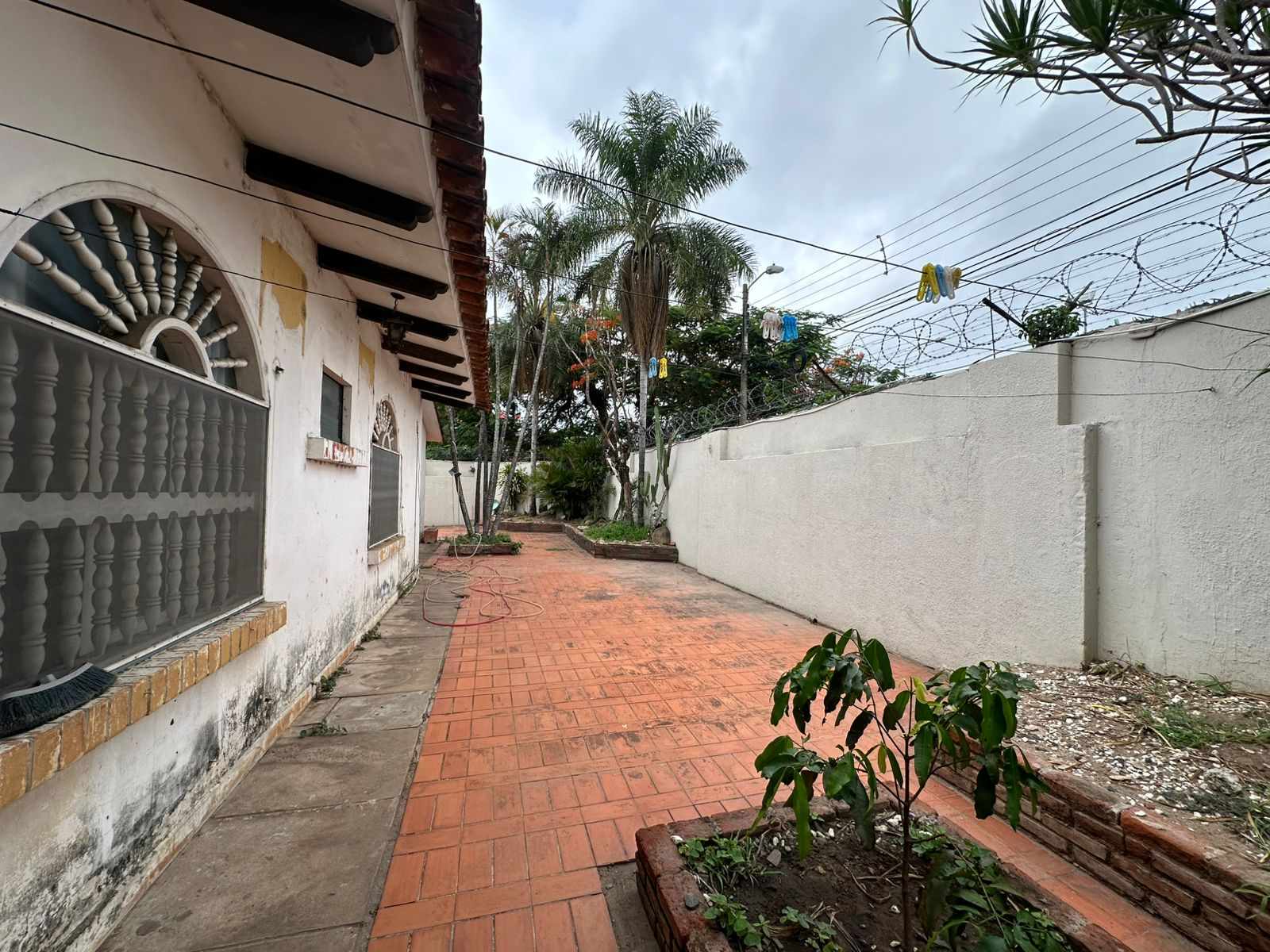 Casa en Entre 2do y 3er anillo Norte en Santa Cruz de la Sierra 4 dormitorios 4 baños 3 parqueos Foto 3