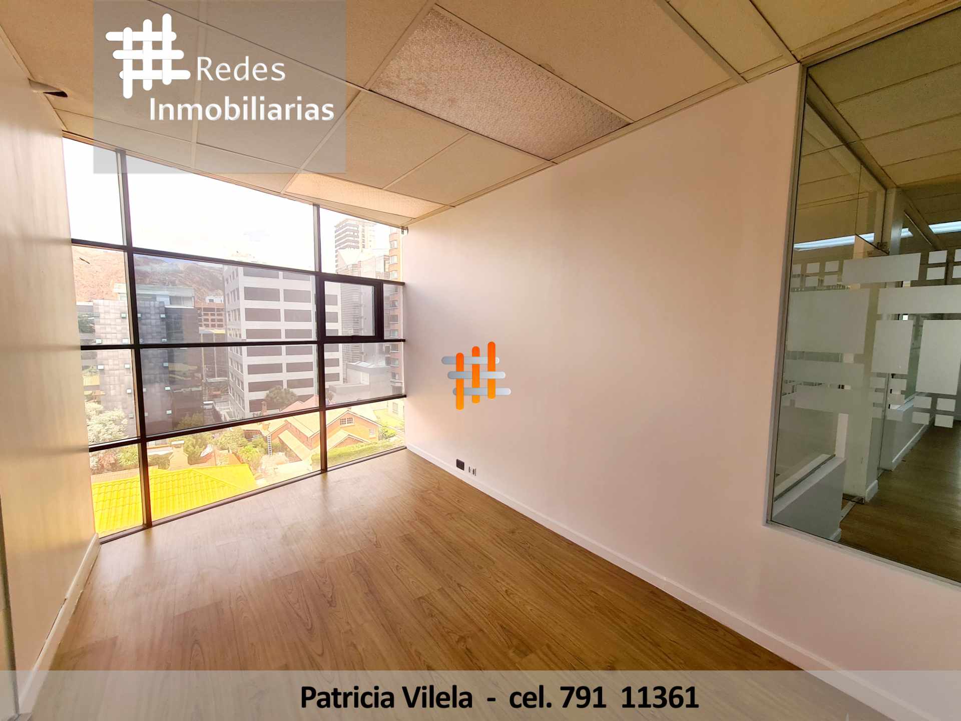 Oficina en VentaOFICINA EN VENTA EN CALACOTO EN EDIFICIO EMPRESARIAL - DIVISIONES DE VIDRIO TEMPLADO 5 dormitorios 2 baños 2 parqueos Foto 15