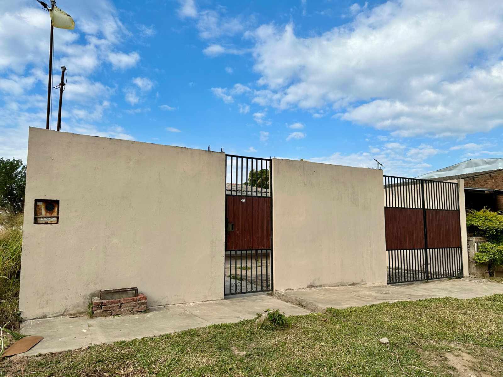 Casa en VentaSanta Cruz de la Sierra, Satélite Norte, Urbanización Pentaguazú 1 3 dormitorios 2 baños 3 parqueos Foto 1