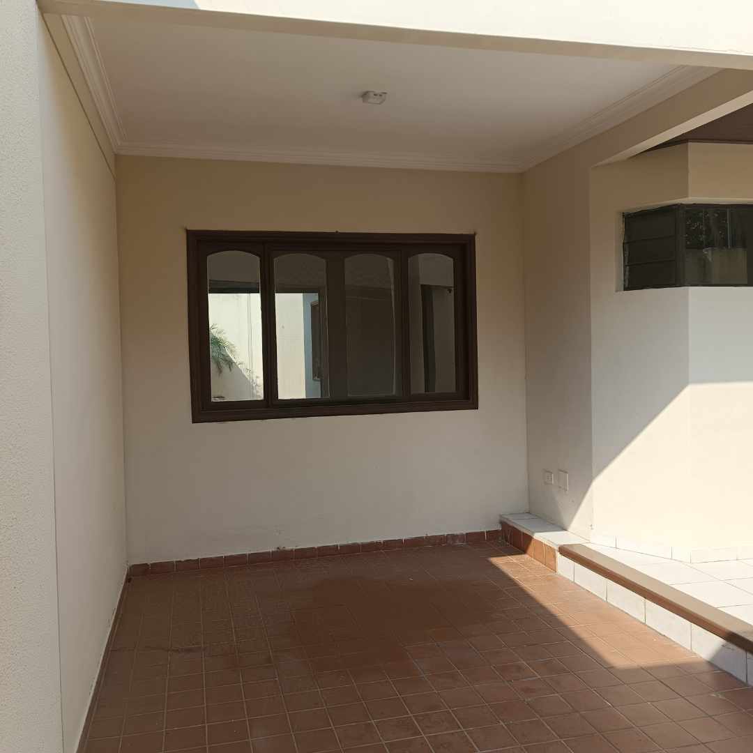 Casa en Venta𝗭𝗼𝗻𝗮 𝗢𝗲𝘀𝘁𝗲: Av. Busch entre 2do y 3er anillo, C/8 Oeste
 Foto 18