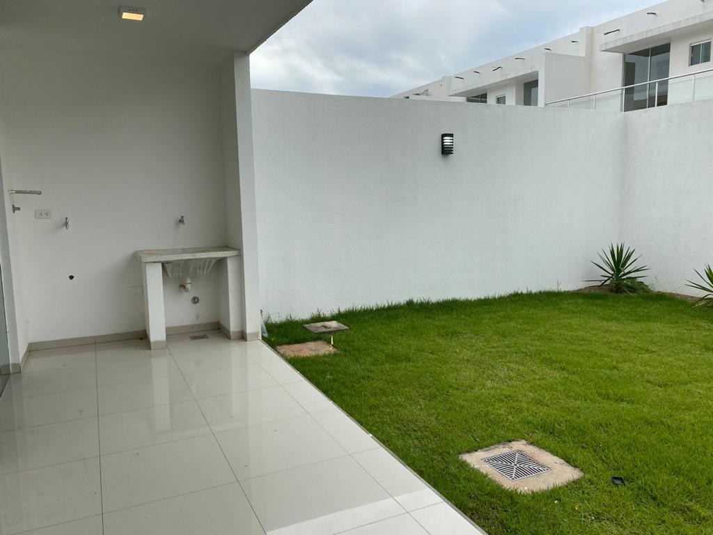 Casa en VentaZona Norte a 300 mts de la Banzer 3 dormitorios 3 baños 2 parqueos Foto 8