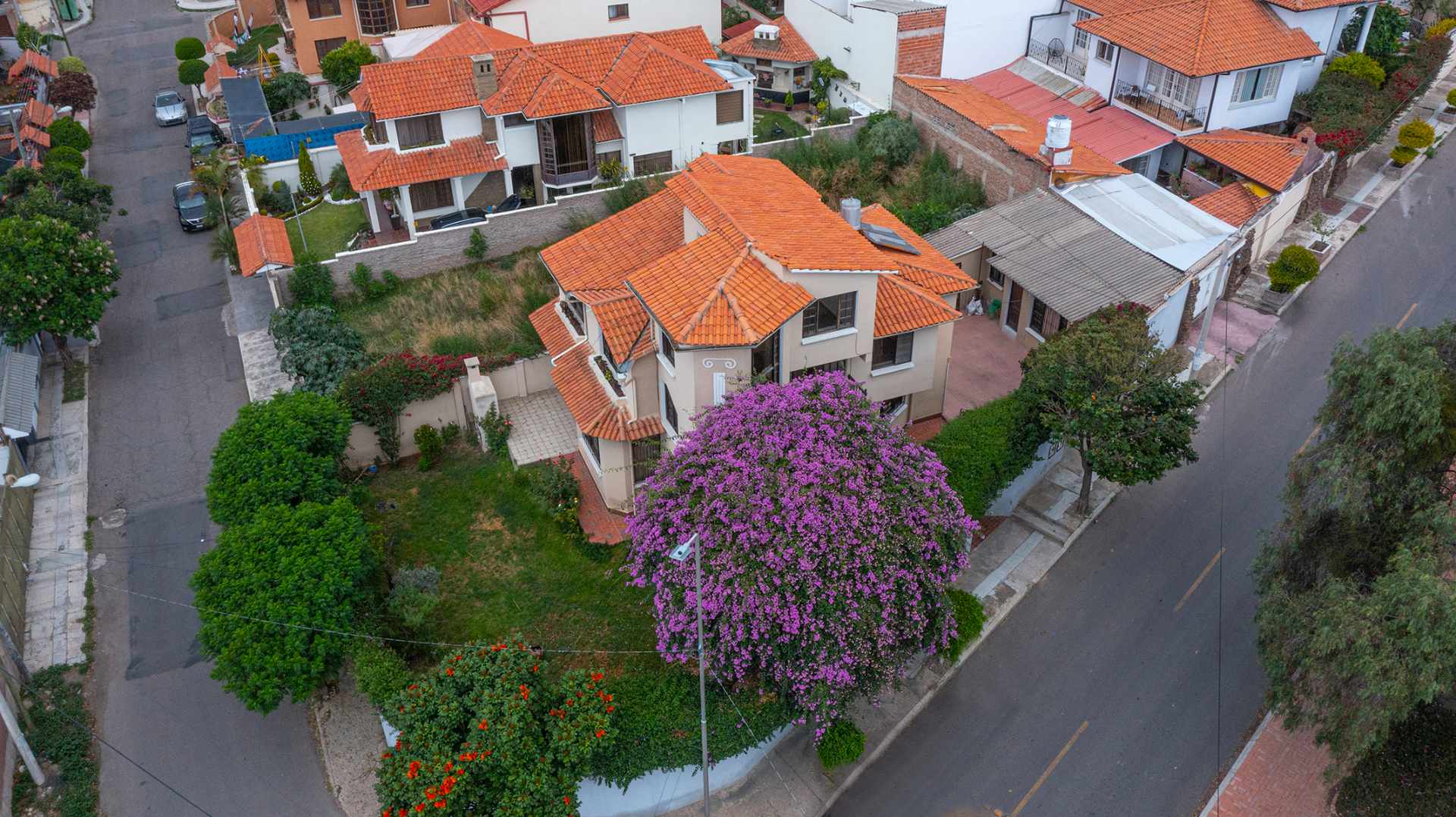 Casa en Queru Queru en Cochabamba 4 dormitorios 3 baños 2 parqueos Foto 1