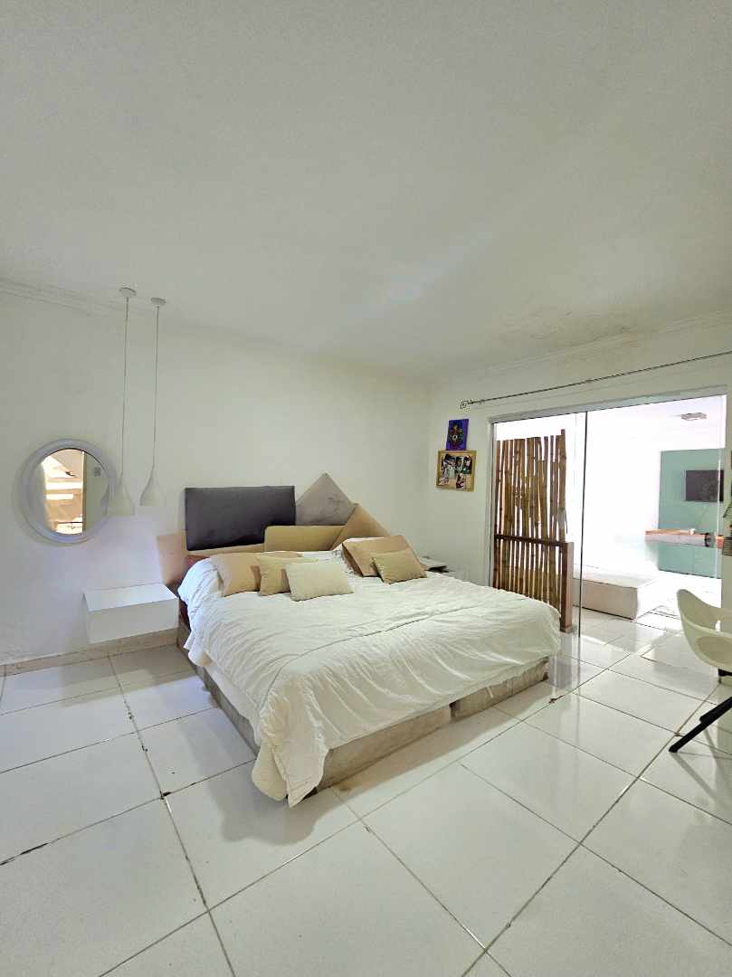 Casa en VentaZona Oeste
3er y 4to Anillo Av. PIRAÍ 
(Barrio Las Palmas) 4 dormitorios 4 baños 2 parqueos Foto 26