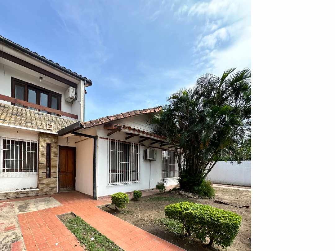 Casa en Entre 3er y 4to anillo Norte en Santa Cruz de la Sierra 3 dormitorios 2 baños 3 parqueos Foto 3