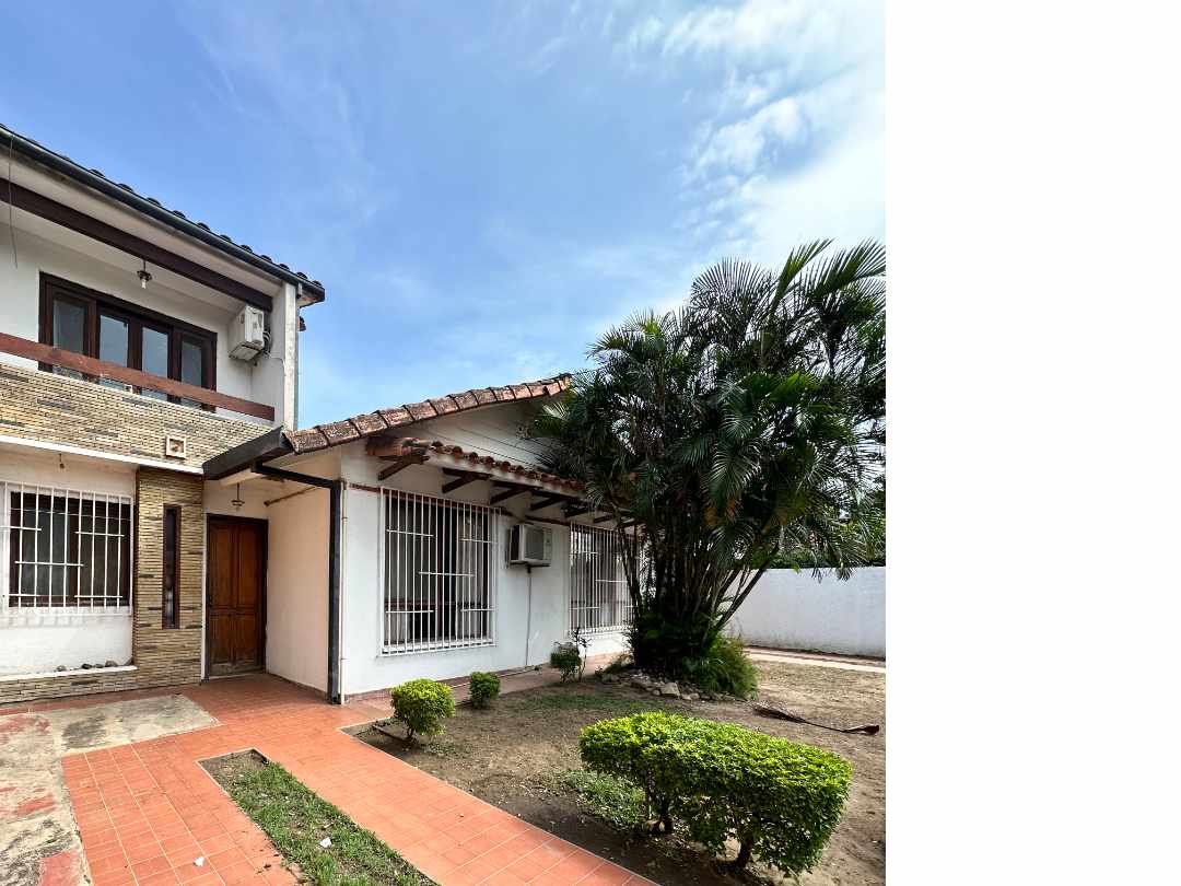 Casa en Alquiler[CASA INDEPENDIENTE EN ALQUILER PARA OFICINAS O VIVIENDA PET FRIENDLY | SOBRE AV. RADIAL 27, entre 3er. y 4to. Anillo] 3 dormitorios 2 baños 3 parqueos Foto 3