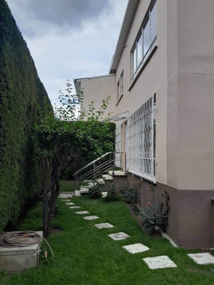 Casa en Alquiler
CASA IMPECABLE 
EN ALQUILER 3 dormitorios 2 baños 3 parqueos Foto 1