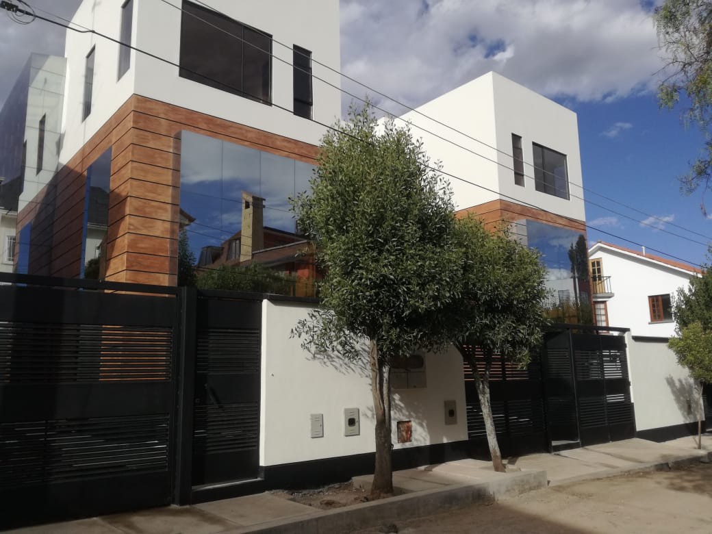 Casa en Achumani en La Paz 3 dormitorios 4 baños 2 parqueos Foto 1