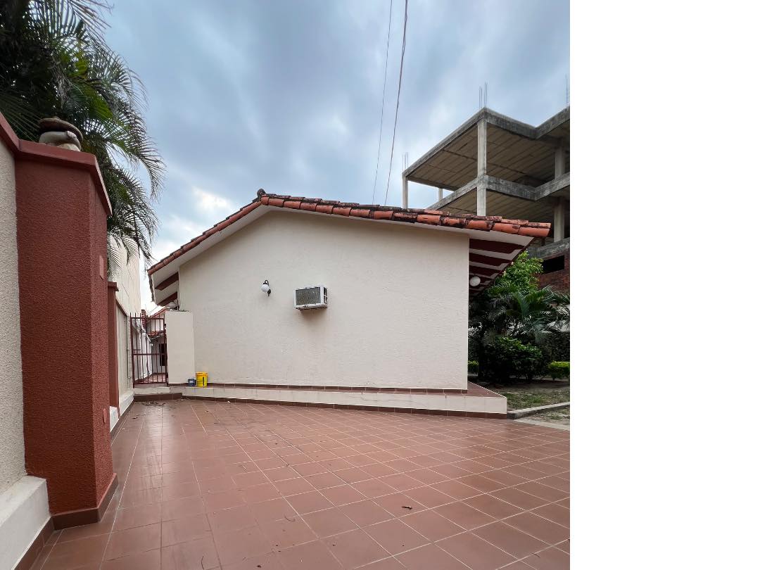 Casa en Entre 3er y 4to anillo Oeste en Santa Cruz de la Sierra 6 dormitorios 3 baños 4 parqueos Foto 3