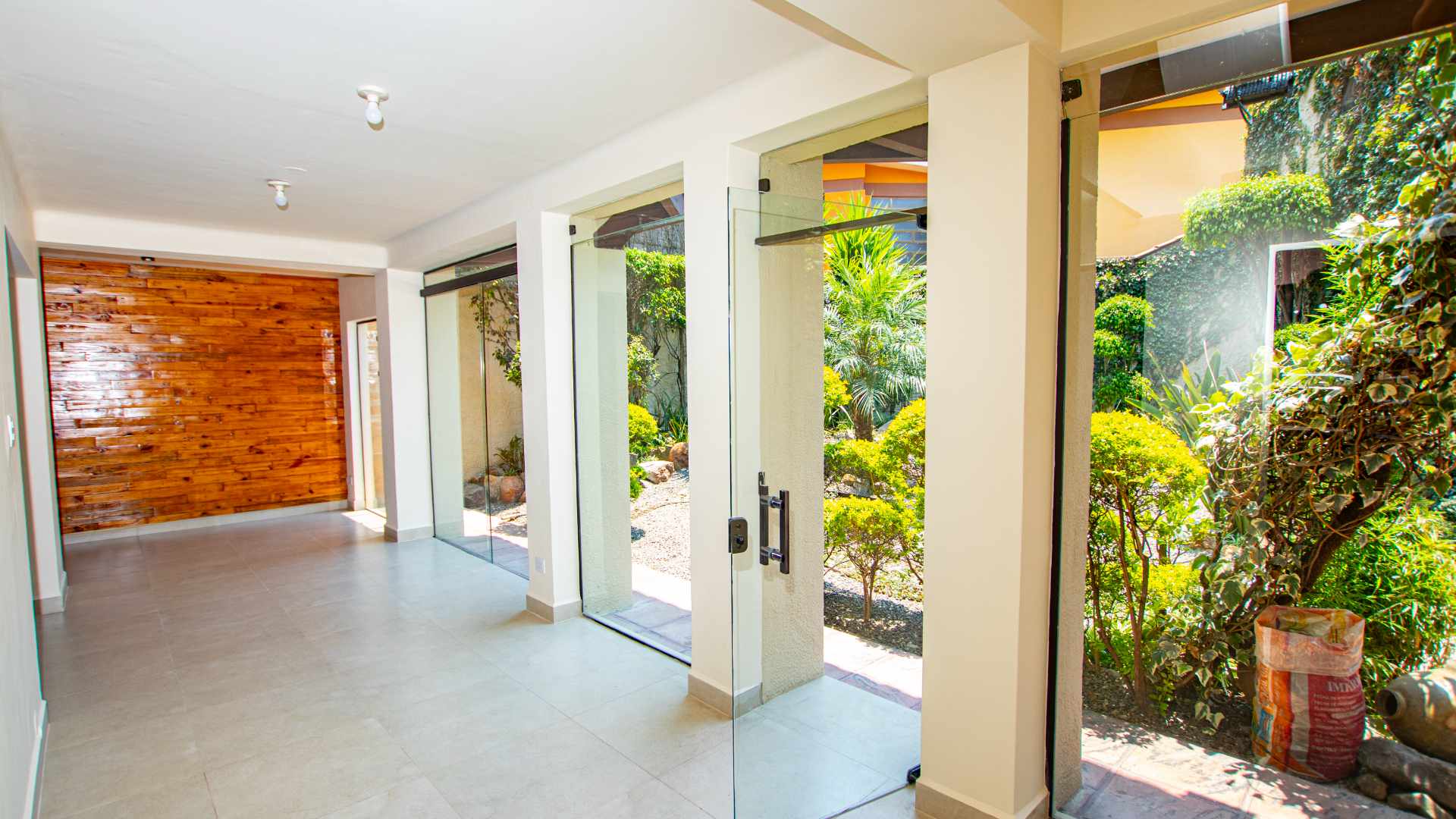 Casa en AlquilerAv. Salamanca - casi Plaza Constitución - Centro 7 dormitorios 2 baños  Foto 3