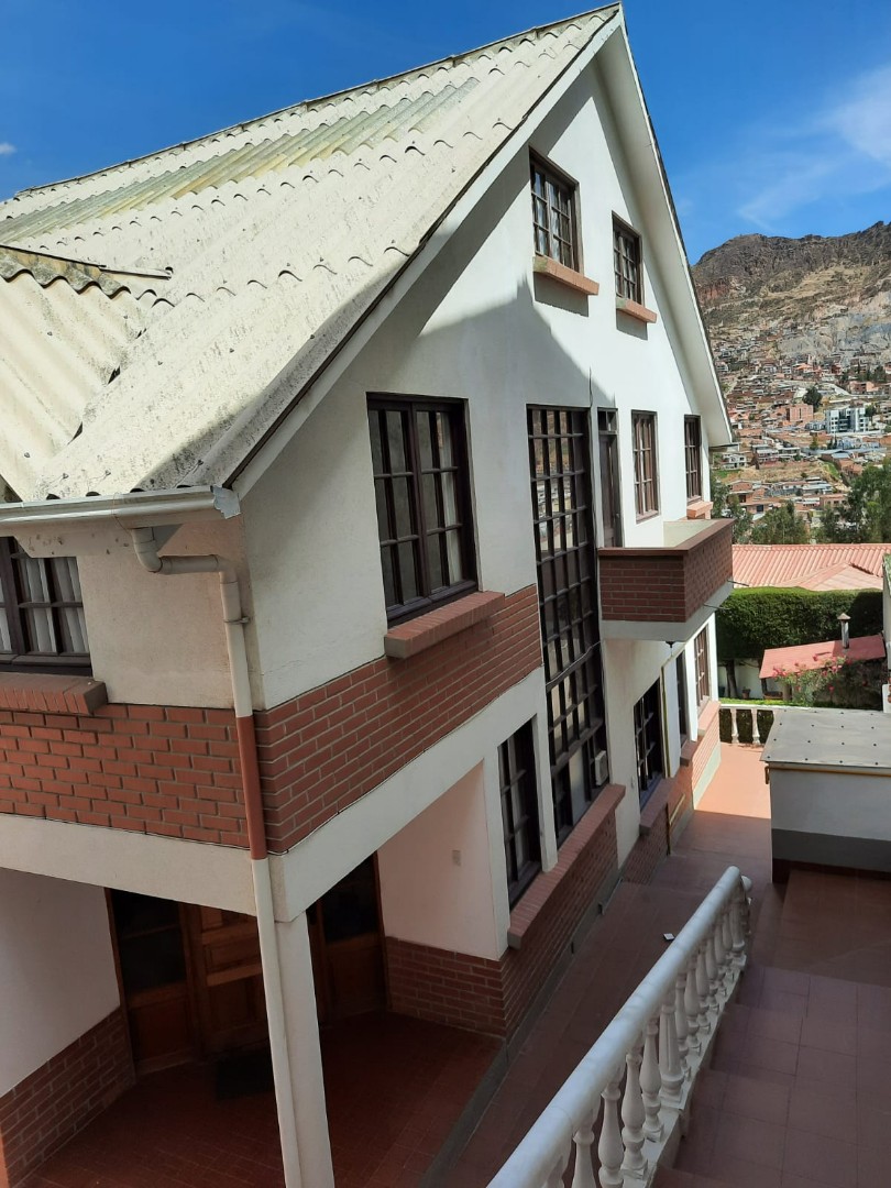 Casa en Cota Cota en La Paz 5 dormitorios 6 baños 2 parqueos Foto 1