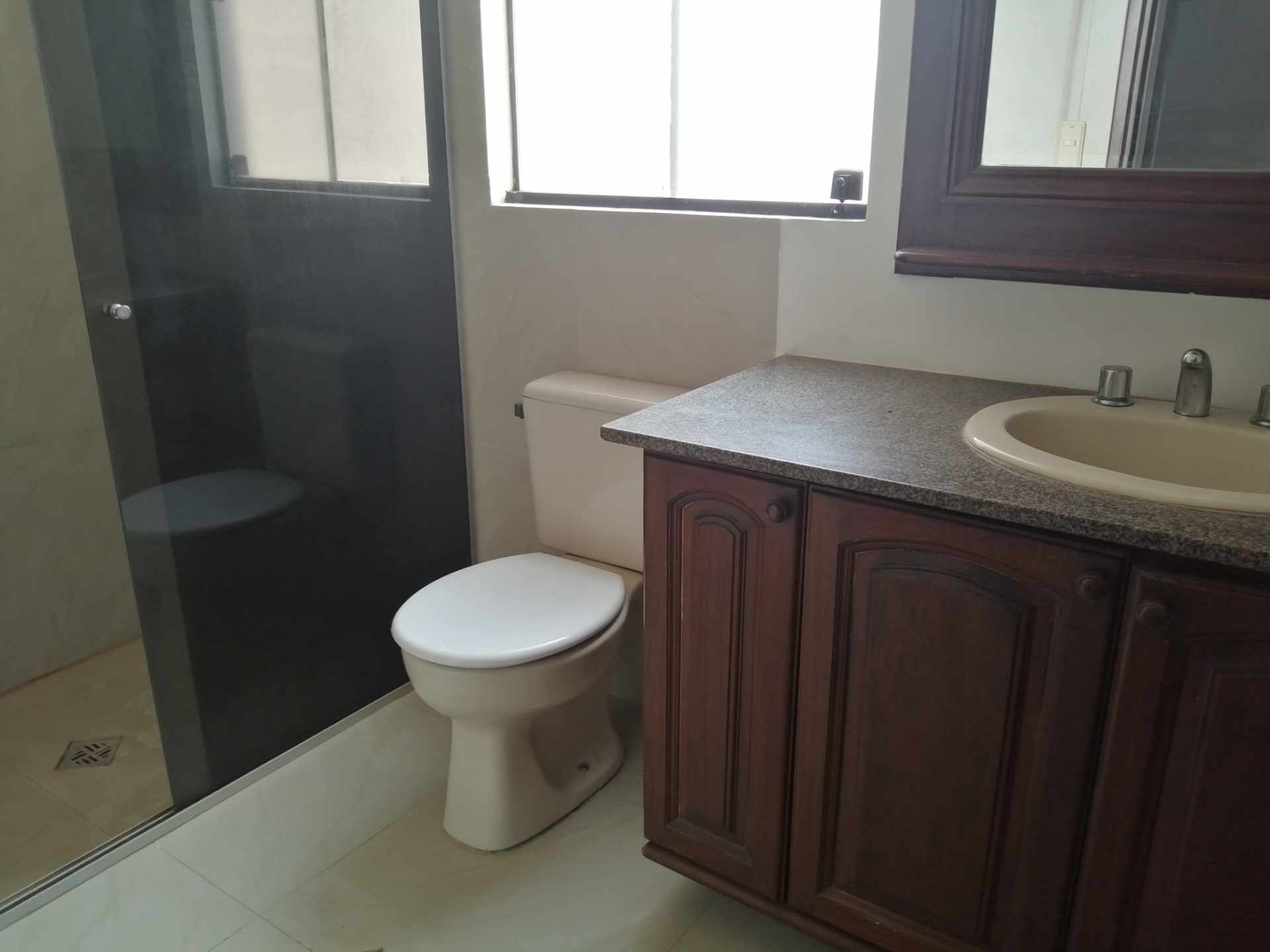 Casa en Entre 5to y 6to anillo Norte en Santa Cruz de la Sierra 4 dormitorios 4 baños 3 parqueos Foto 11