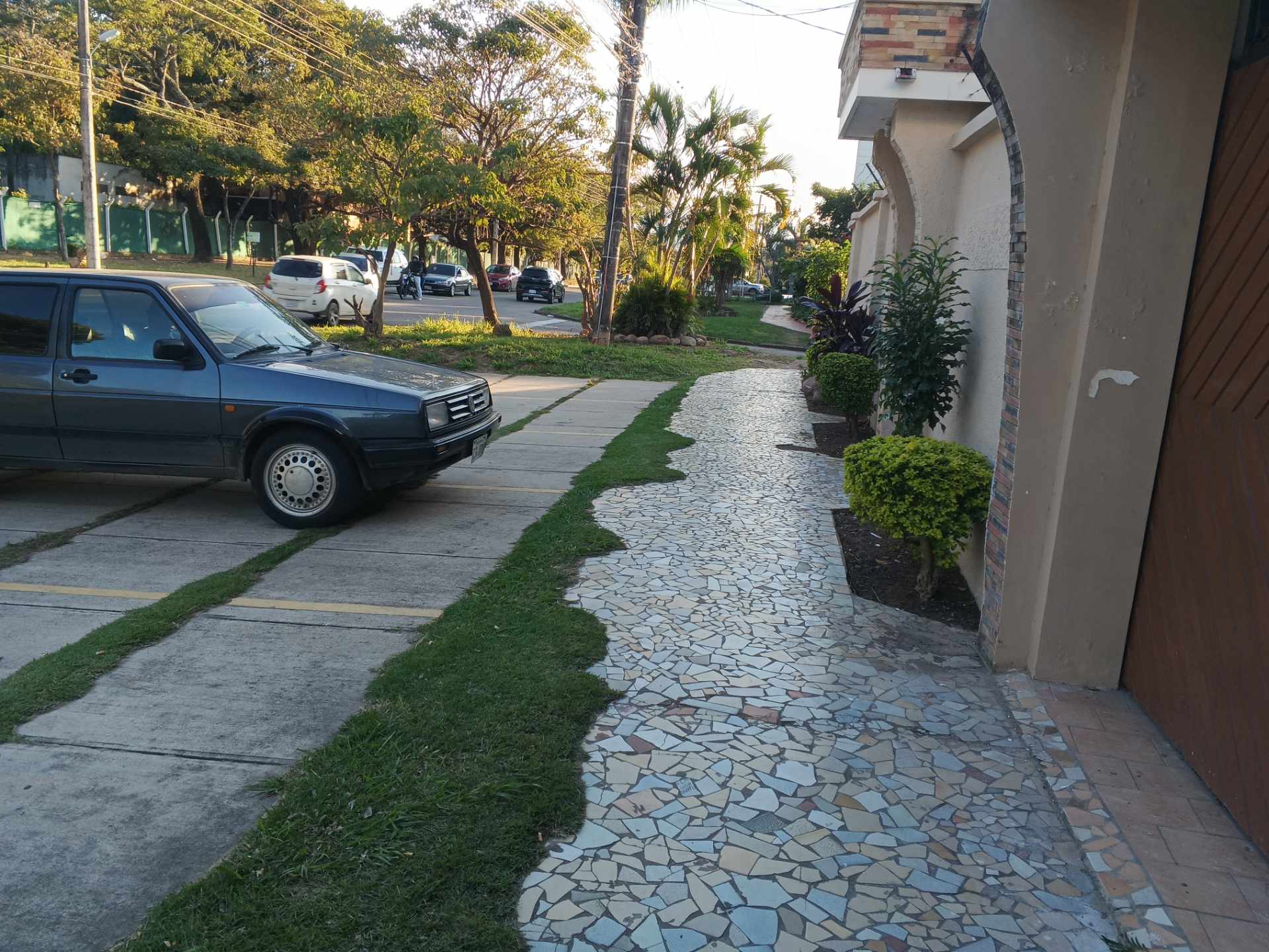 Casa en AlquilerAlquiler de Casa sobre Av 3er Anillo  5 dormitorios 4 baños 2 parqueos Foto 2